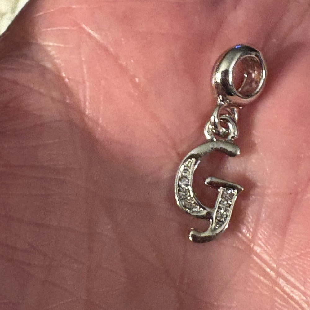 Charm-Bracelet- The Letter G initial in silver tone. Charm/Pendent net